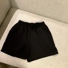 高ウエストの黒ショートパンツ【直筒・薄手・フィット・おしゃれデザイン】（セットアップ対応）