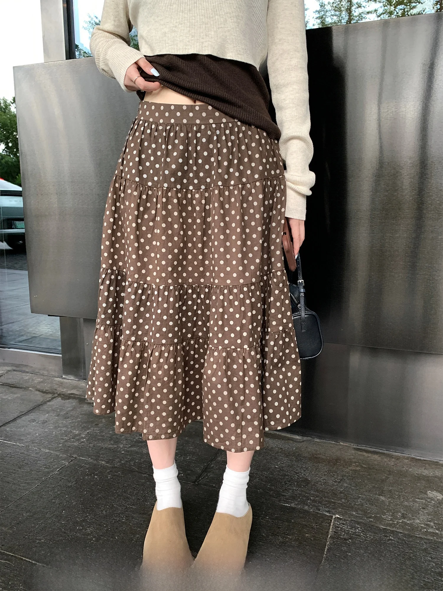 ドット柄のマーメイドスカートは、本当に「少女感」を引き出すのか？