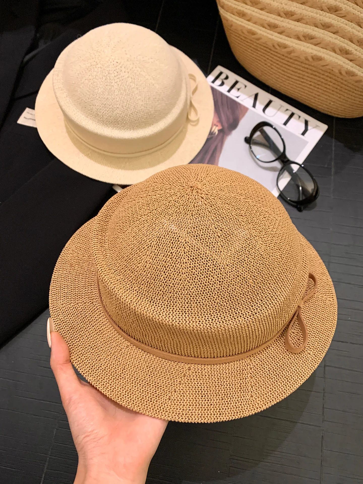 ベージュ帽子：春夏用レースデザインのフィッシャーハットが提  供する日よけと通気性の実証