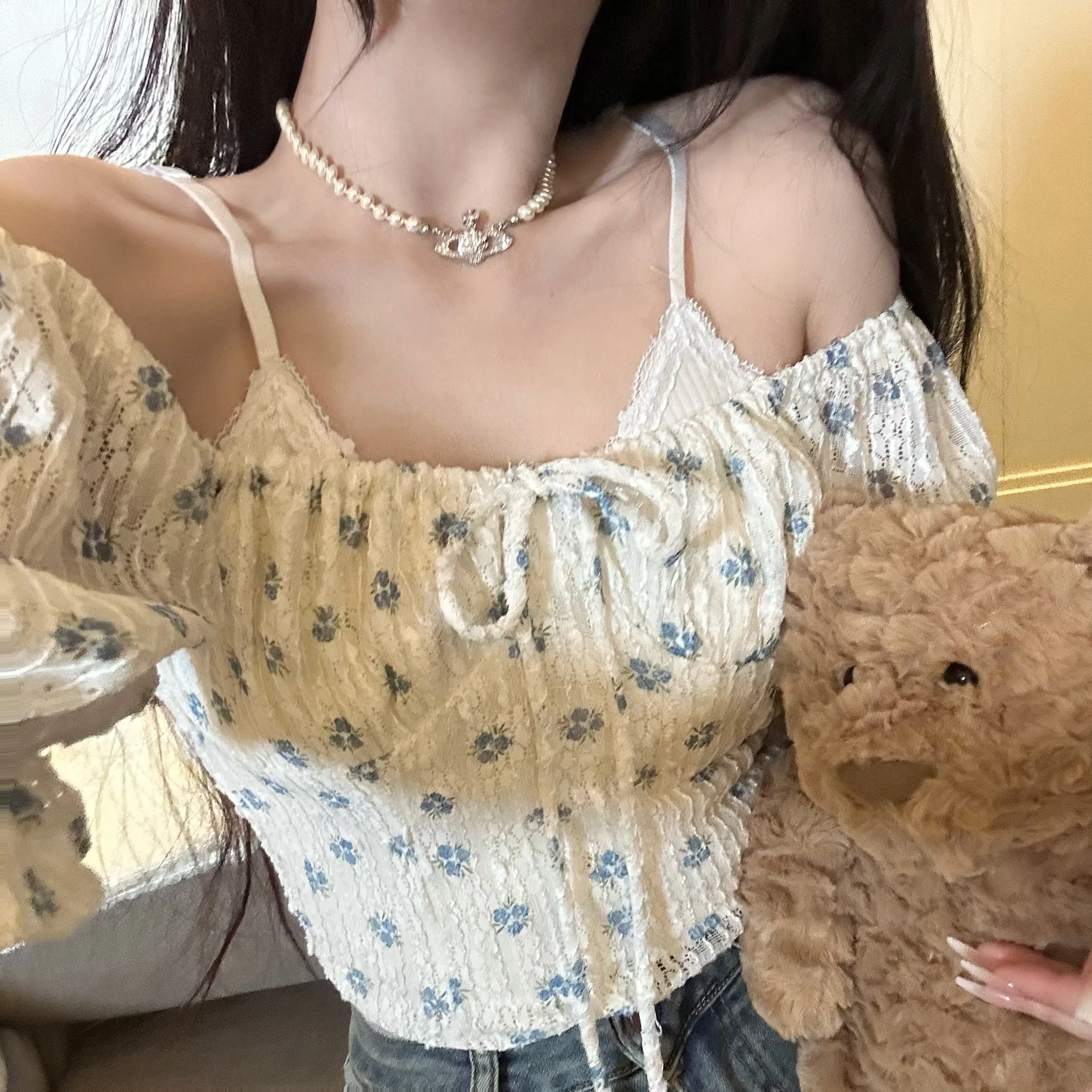 フラワー レース トップスは、本当に「着るだけで心が癒される」アイテムなの？