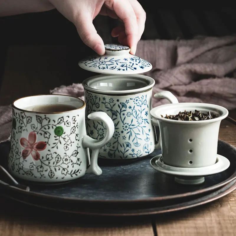 青花柄陶器製茶杯：蓋付き設計で茶水分離と復古風の釉下彩を実現