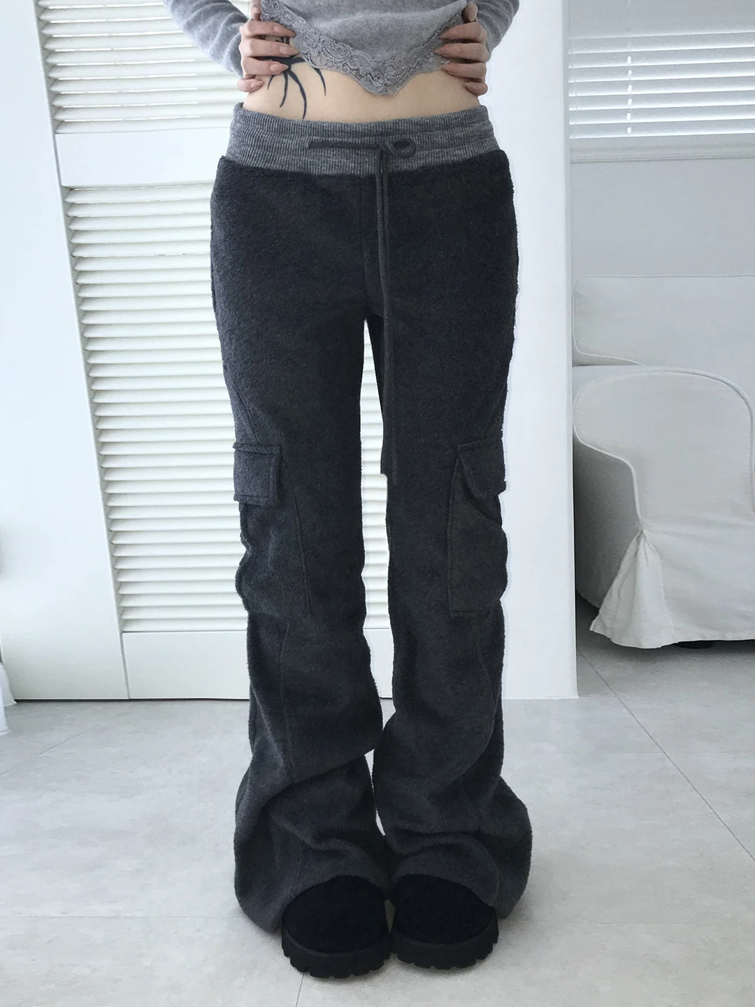カーゴパンツとスニーカーを組み合わせるとき、どうやって着るの？