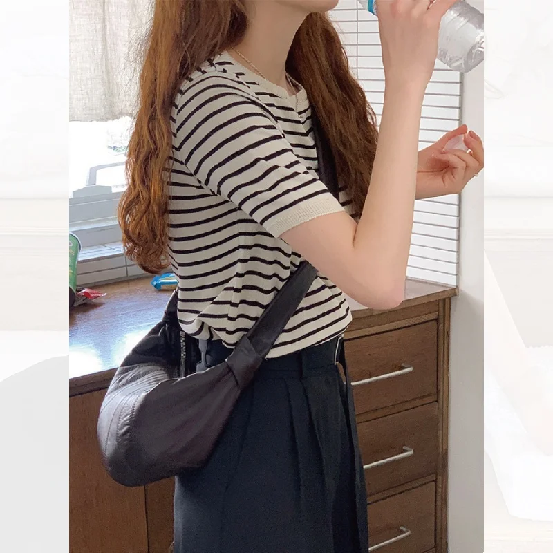 大人可愛い服 40代コーデの秘密：アイスシルクストライプニットのバランス術