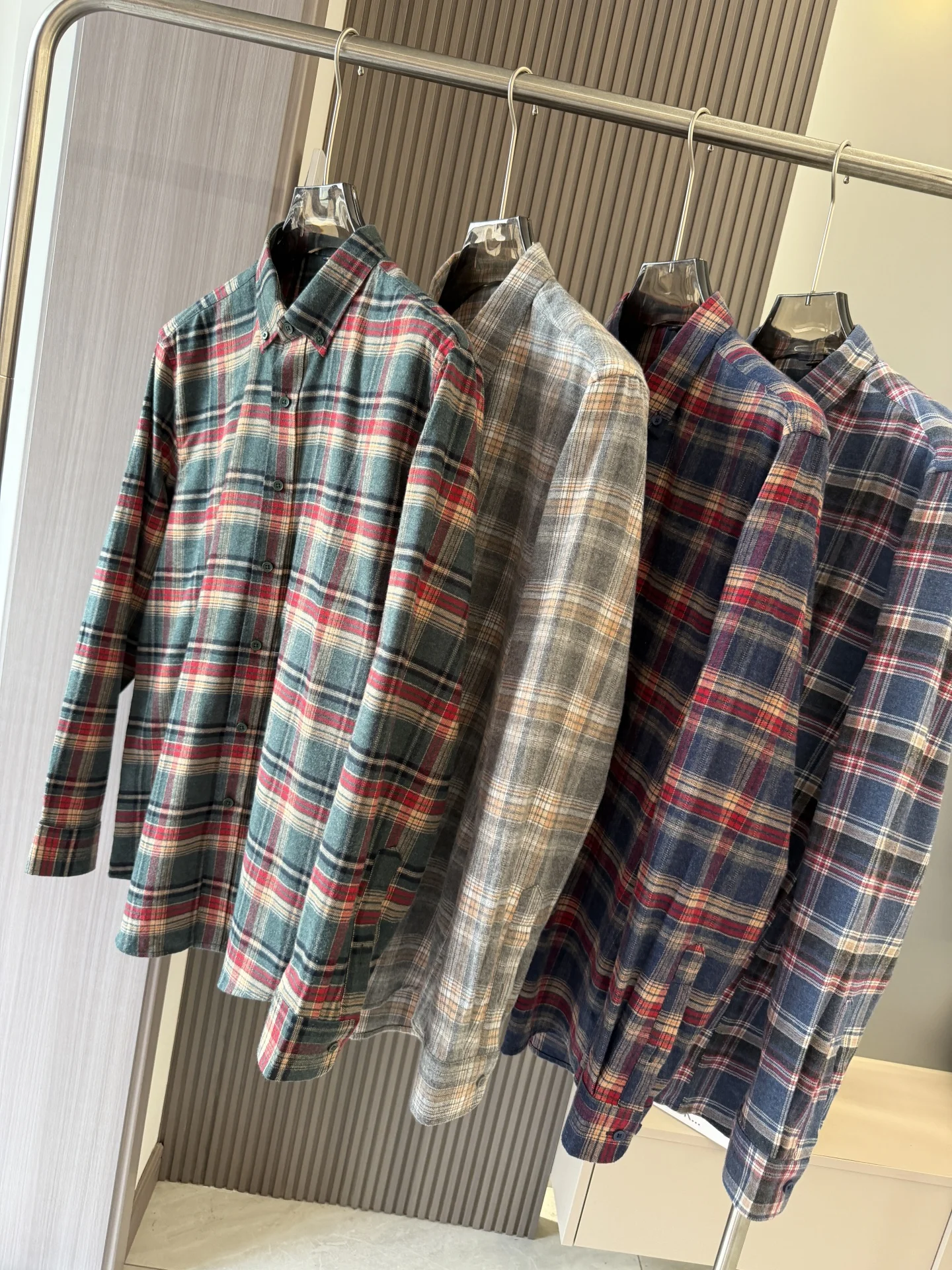 ロングシャツを春と秋に着るなら、どんなチェック柄が最適？
