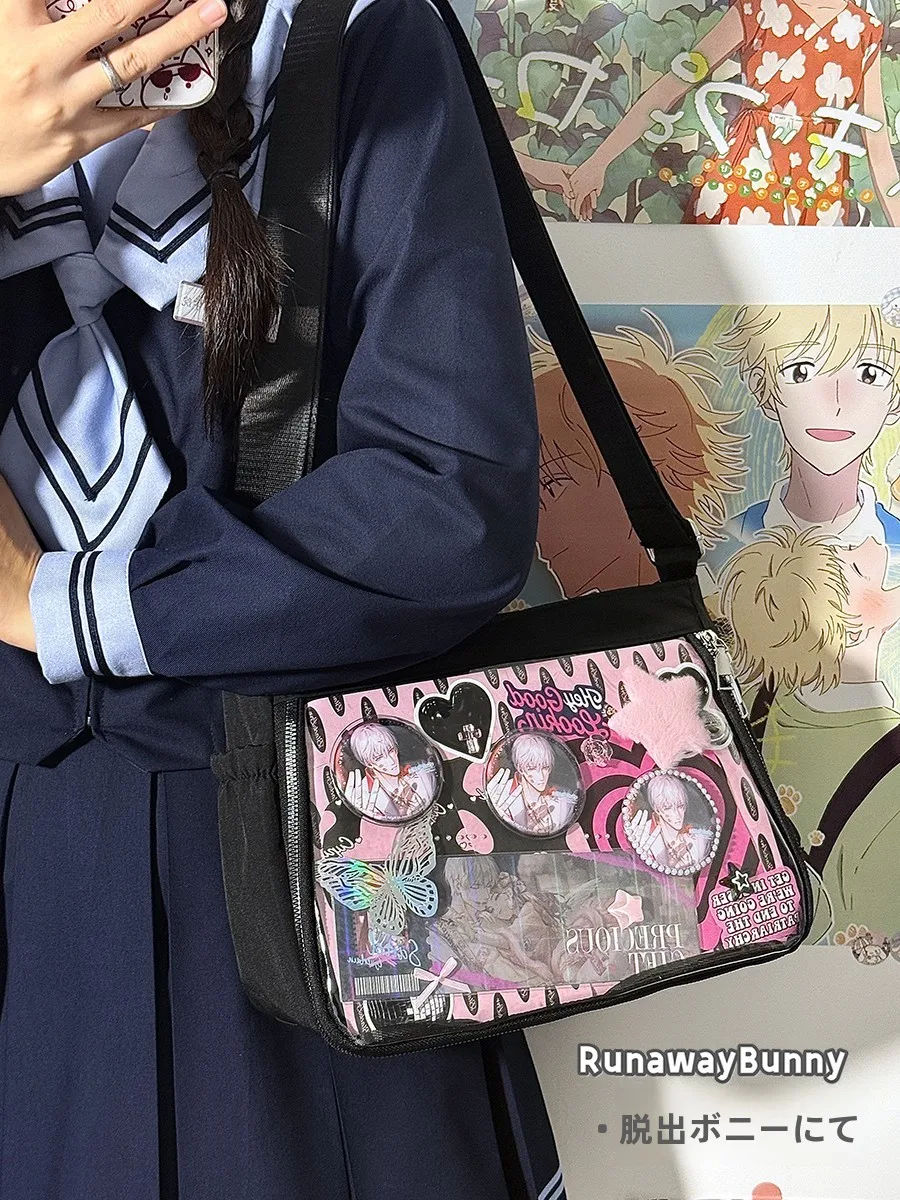 かわいいカレッジスタイルの女の子 クロスボディバッグ：ポシェット サブバッグ コーデに最適なデザインと機能