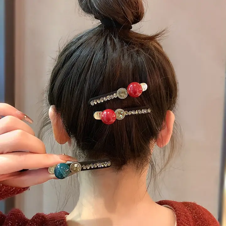 華やかな印象！赤いビーズとストーンのヘアクリップ【高級感あるサイドアクセサリー】