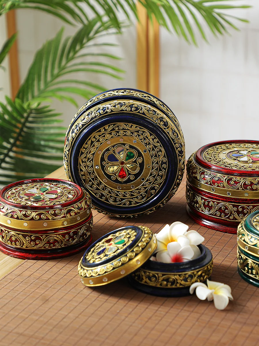 東南アジア風木製装飾品：タイ風塗装収納ボックスのデザインと実用性