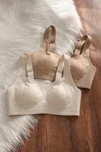 薄型シームレス抗菌 下着 女性の大きな胸が小さく見える