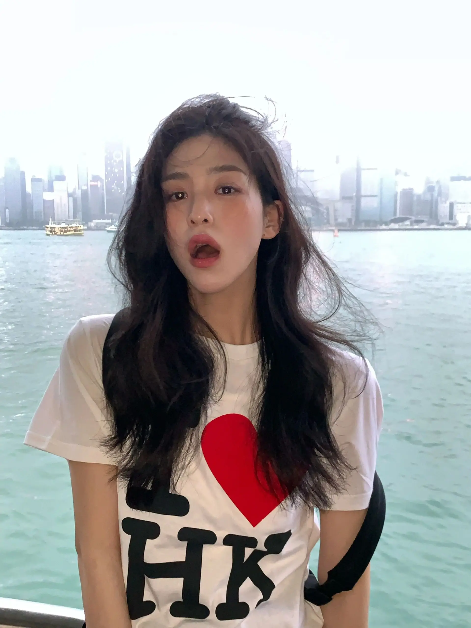 白Tシャツ 黒パンツ レディース おすすめ4選：通勤・カジュアルシーンで使えるリアルな選び方