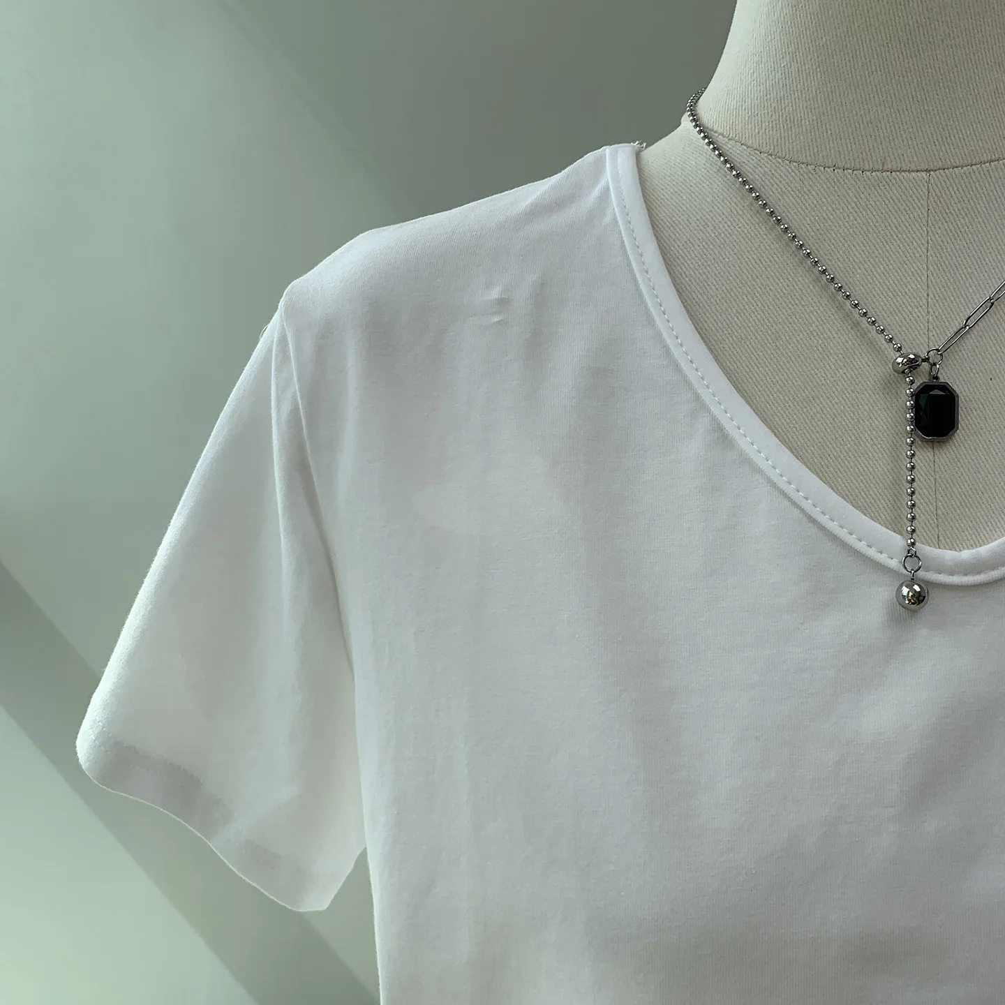 白Tシャツ 一枚で着る どうやって着るの？通勤風のシンプルさが、夏の日常を救うアイテムとは