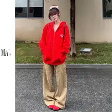 カジュアルな雰囲気の大人女子向けカーキ色ローボトムデニムパンツ【秋用・ストレート・ワイドシルエット】（セットアップ対応）