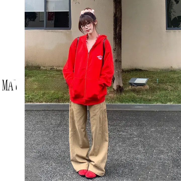カジュアルな雰囲気の大人女子向けカーキ色ローボトムデニムパンツ【秋用・ストレート・ワイドシルエット】（セットアップ対応）