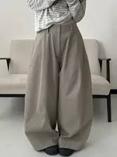 立体的なシルエットのユニークなパンツ【フレアパンツ・軽やかな素材】