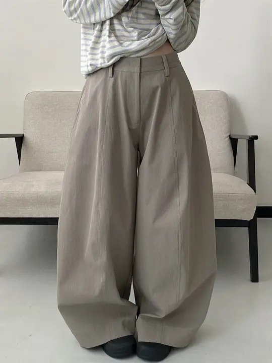 立体的なシルエットのユニークなパンツ【フレアパンツ・軽やかな素材】