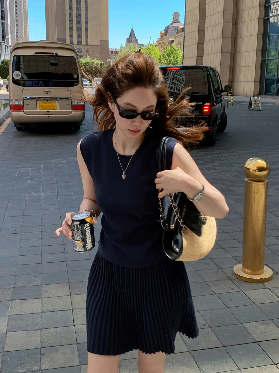 2026夏コーデで「涼しさとスタイル」を両立するには？サマーベストとプリーツスカートのベストな組み合わせとは