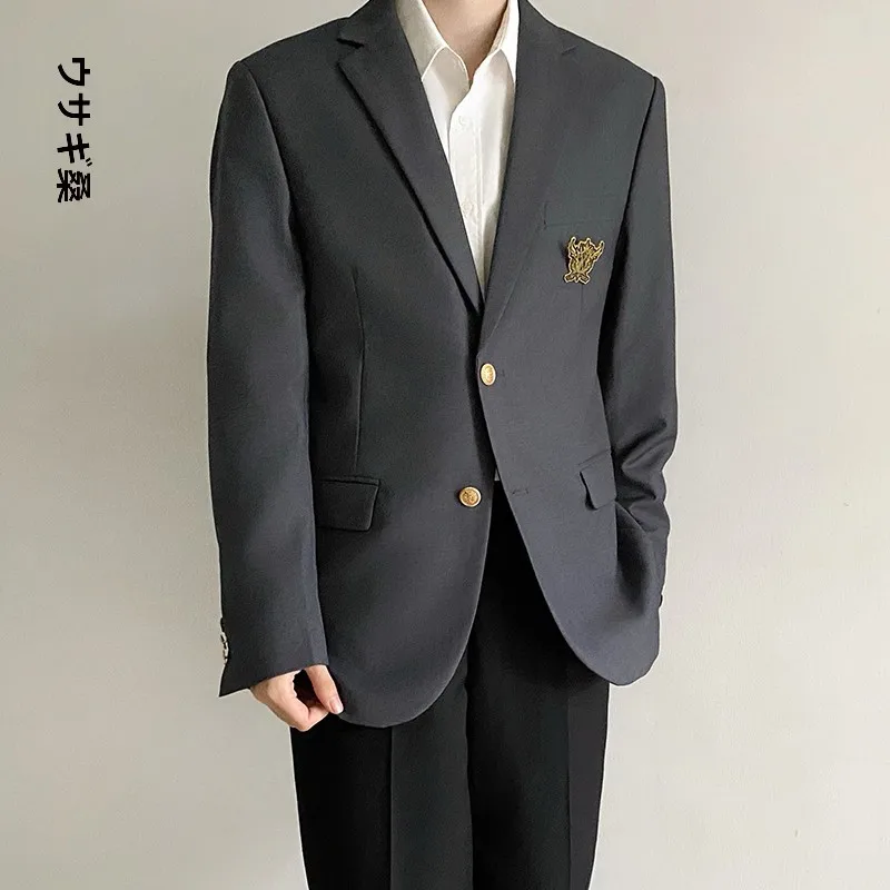 シンプルでスタイリッシュなグレーカジュアルスーツジャケット：中古製服販売における若者向け百搭デザインの実用性