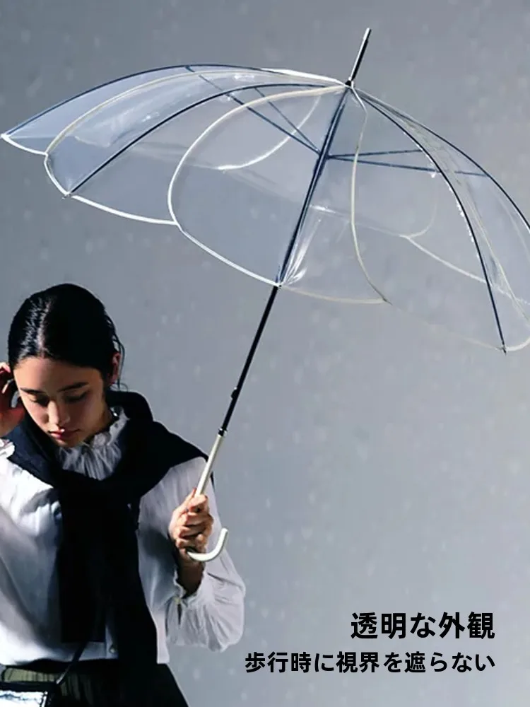 雨の日でも崩れにくいきれいめ素材は、実は「透明な長柄傘」に隠れている？