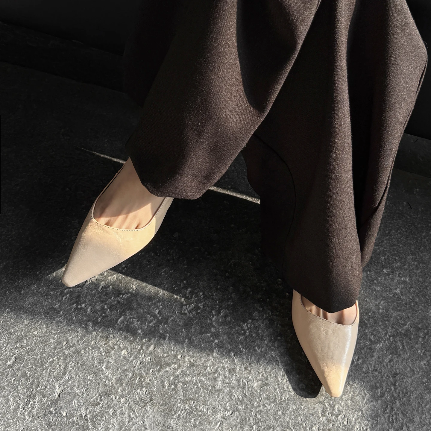 グレーのパンツに合う靴は、本当に色が決まらない？
