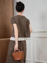 流行のプラムカラーのスカートとトップス【軽やかでおしゃれ・トレンド・ツーピース】（セットアップ対応）