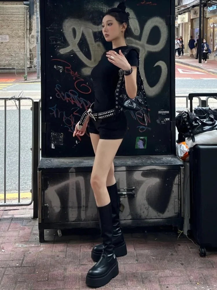 ブラックデニムショートパンツ：タイトフィットで日常を快適に
