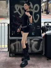 ブラックデニムショートパンツ【低ウエスト・タイトフィット・Aラインデザイン】（セットアップ対応）