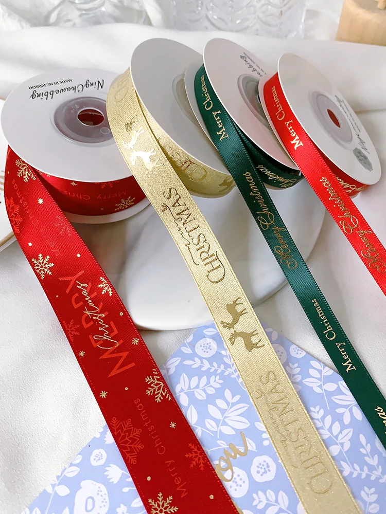 クリスマスリボンをどう選ぶ？華やかなサテンリボンが贈り物の雰囲気を一気に引き立てる理由