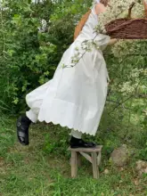 白色フリルデザインの重ね着風エプロン