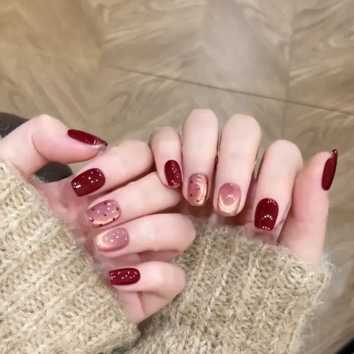 赤い水玉模様のフレンチネイル【猫目デザイン・ハンドメイド・新年用】