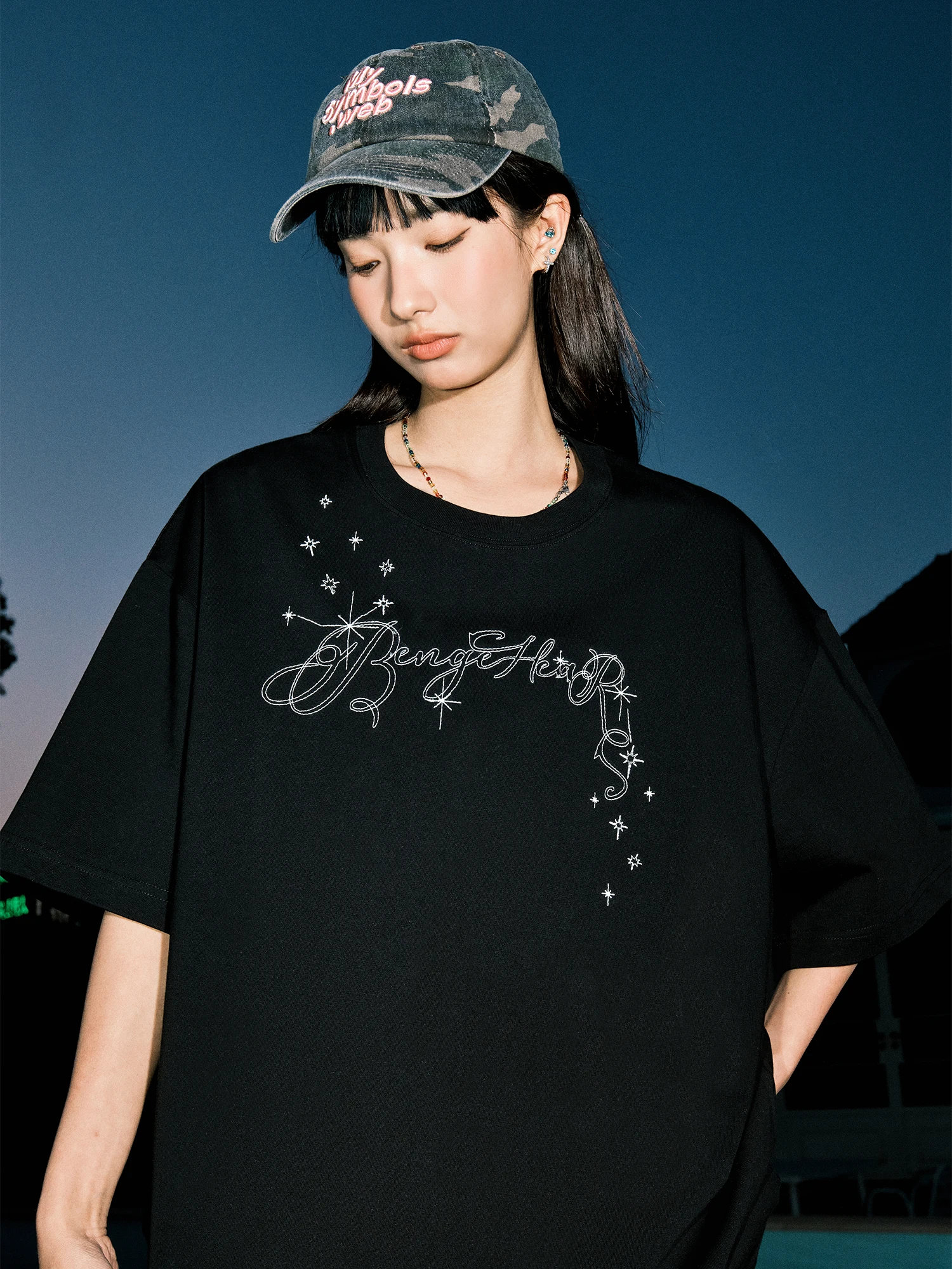 刺繍入り短袖Tシャツ：学院風のゆったりデザインが夏の日常に最適