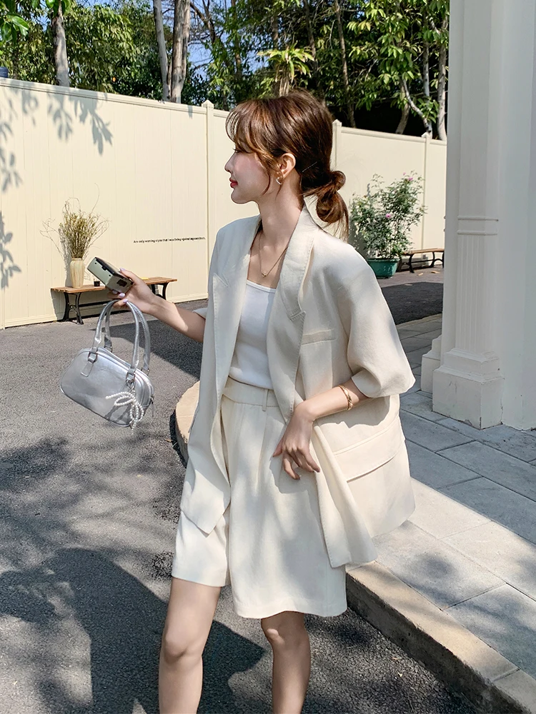 2026年のファッションで失敗しない夏のスタイルは？カジュアルな短袖ジャケットとショートパンツの選び方