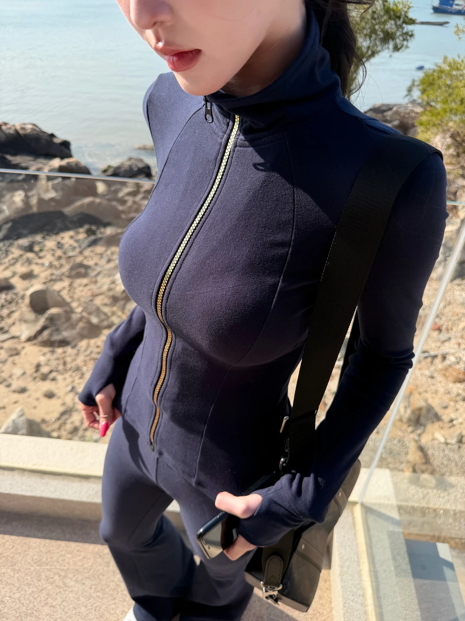 70kgの女性が毎日着て安心できる、秋冬の着こなしにぴったりなトップスとパンツは？