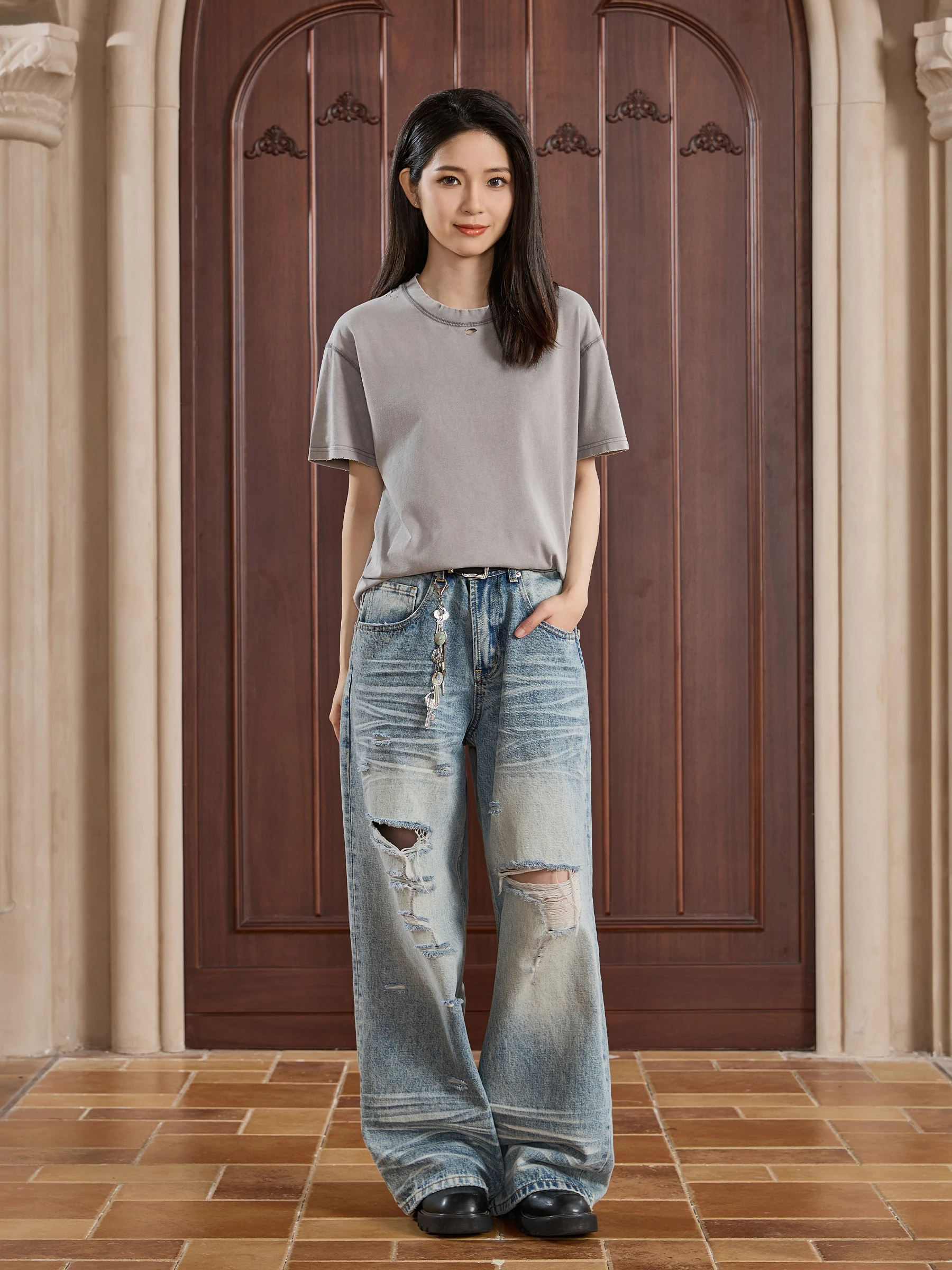 色褪せたTシャツを選ぶべき理由は？ヴィンテージ風のダメージ加工Tシャツが、日常の「失敗」を救う