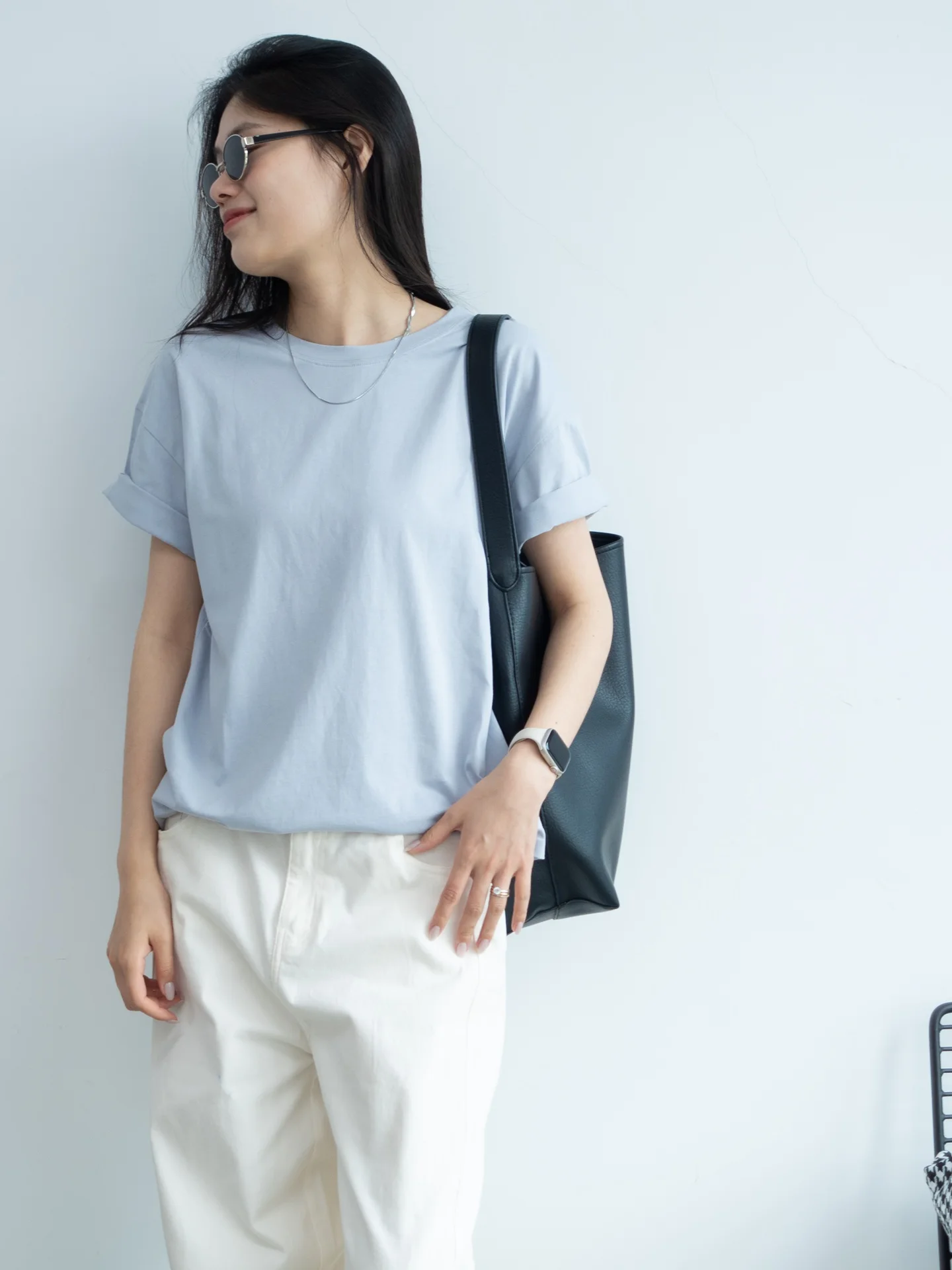 ナチュラルカジュアルに合うTシャツは、本当に「無地」が勝るのか？