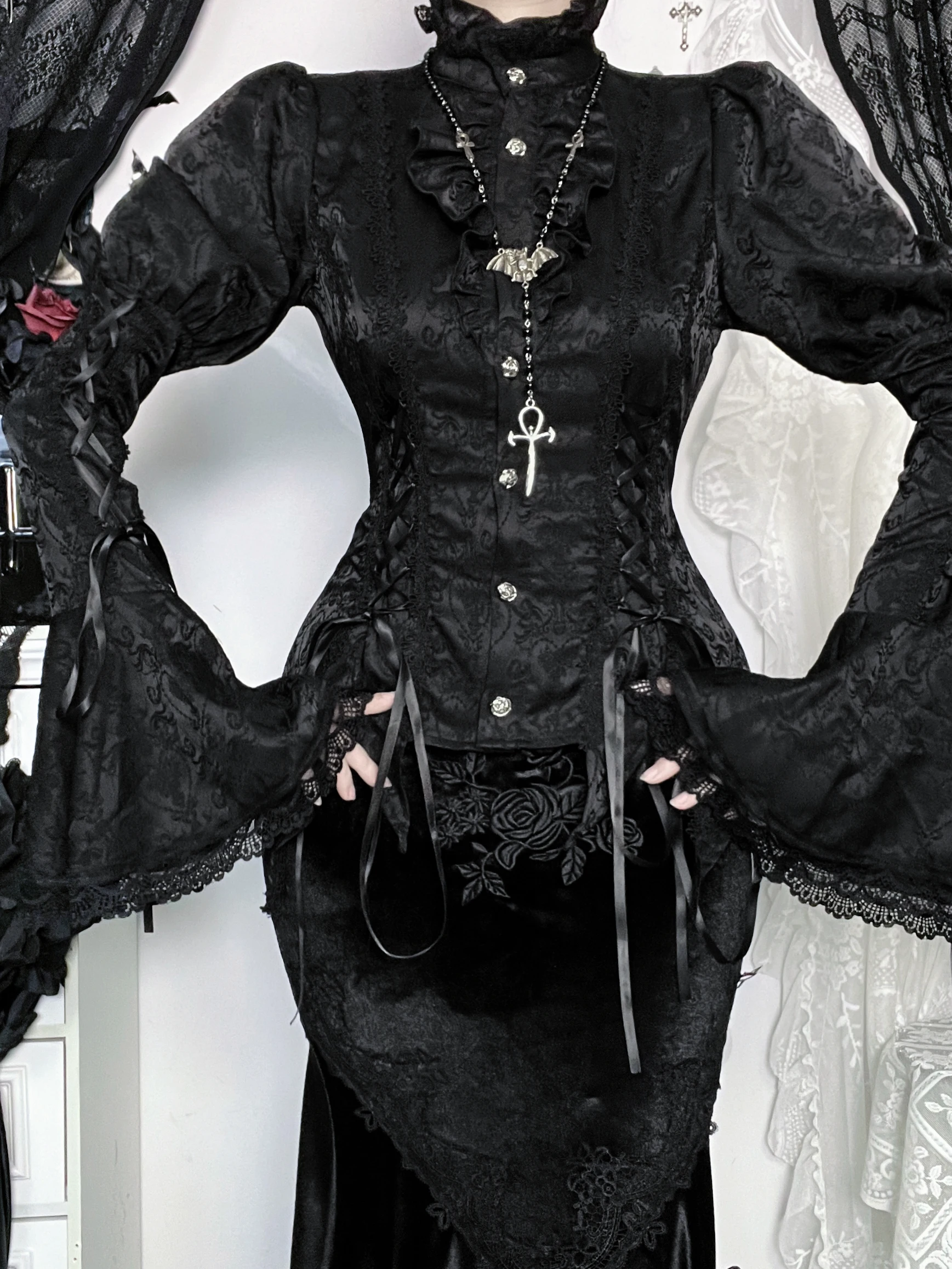ダーク風のセクシートップスをどう選ぶ？ハロウィンの夜に着る「暗黒の魅力」がわかる
