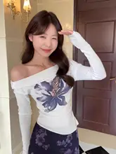 オフショルダーの花柄長袖Tシャツとハイウエストスカートの秋用コーディネート（セットアップ対応）