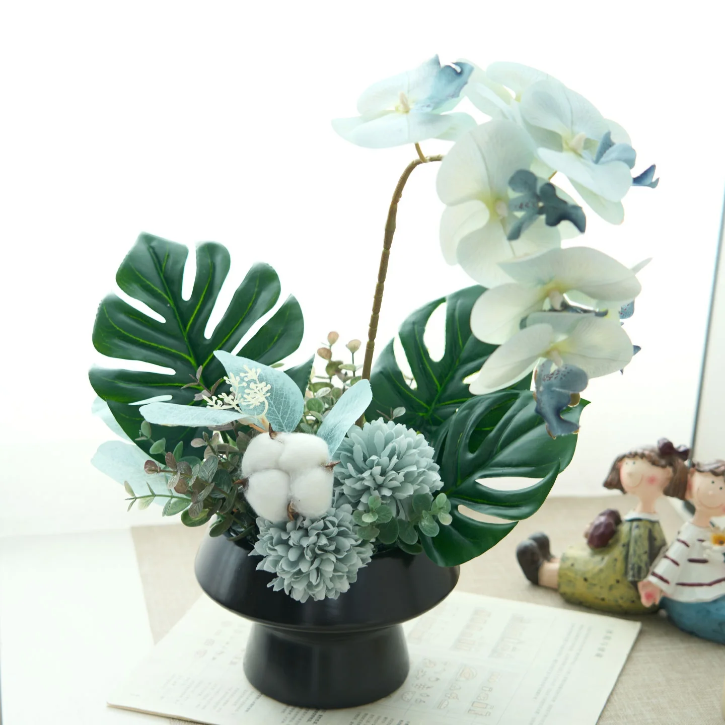 北欧風蝶蘭造花：観葉植物としてのデザイン性と室内環境適応性