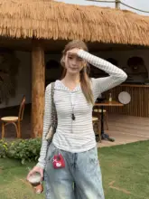 トレンド感満載のレトロストライプフード付きタイトシルエット長袖Tシャツ【春用・女性用・スリムデザイン】
