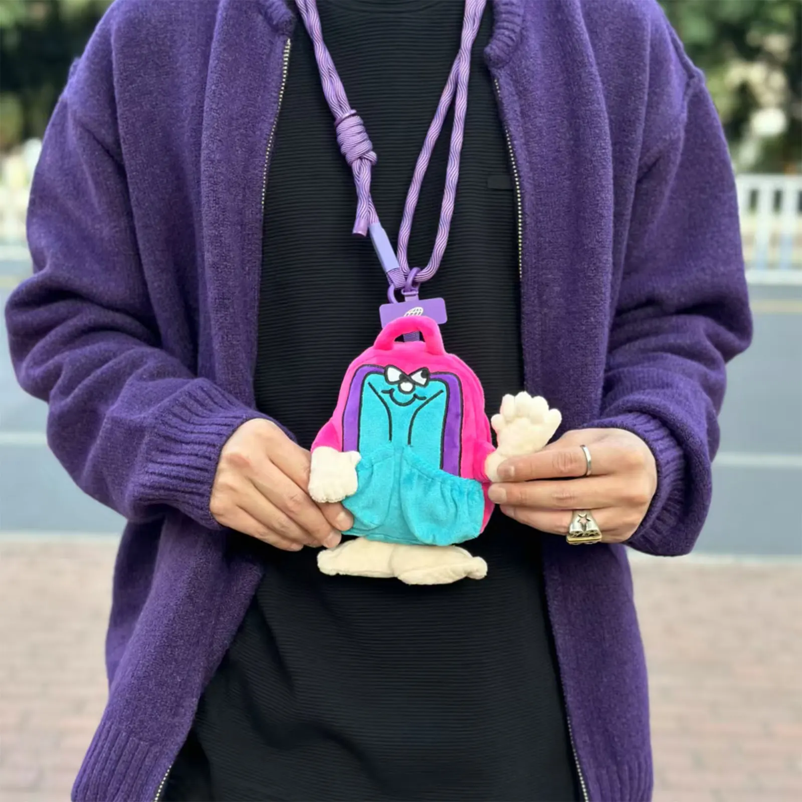 ロケット型の毛糸ぬいぐるみキーホルダー：カバンやスマホに取り付ける実用性とデザインの特徴