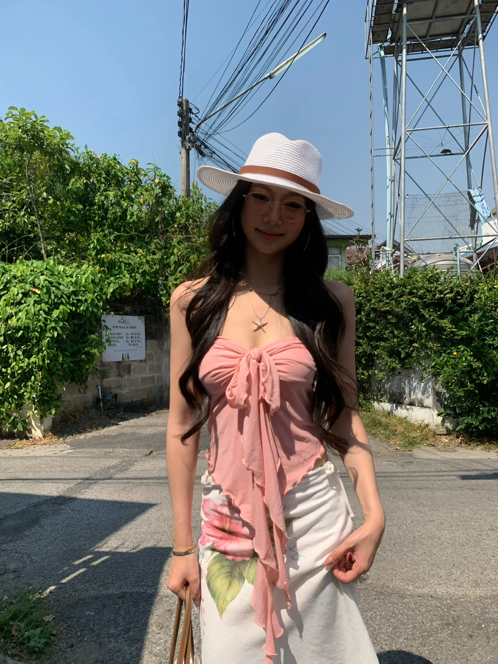 デザイン性の高い バンドゥトップス【リゾートスタイル・波型エッジ・メッシュ素材】：ラッシュガード おしゃれ に必要な機能とデザインのバランス
