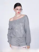 オフショルダーのリベット付き長袖スウェットシャツ＆ショートパンツ【極上の柔らかさ・デザイン性】（セットアップ対応）