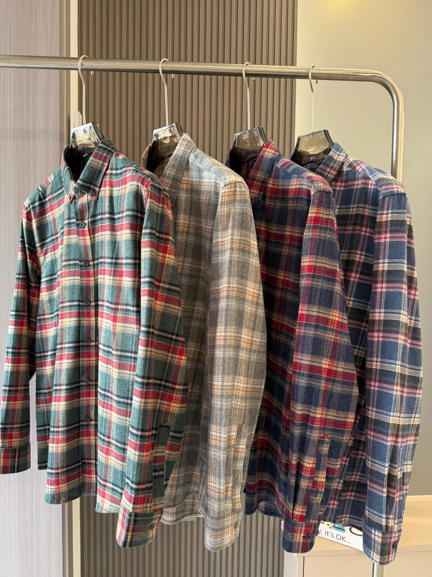 ロングシャツを春と秋に着るなら、どんなチェック柄が最適？