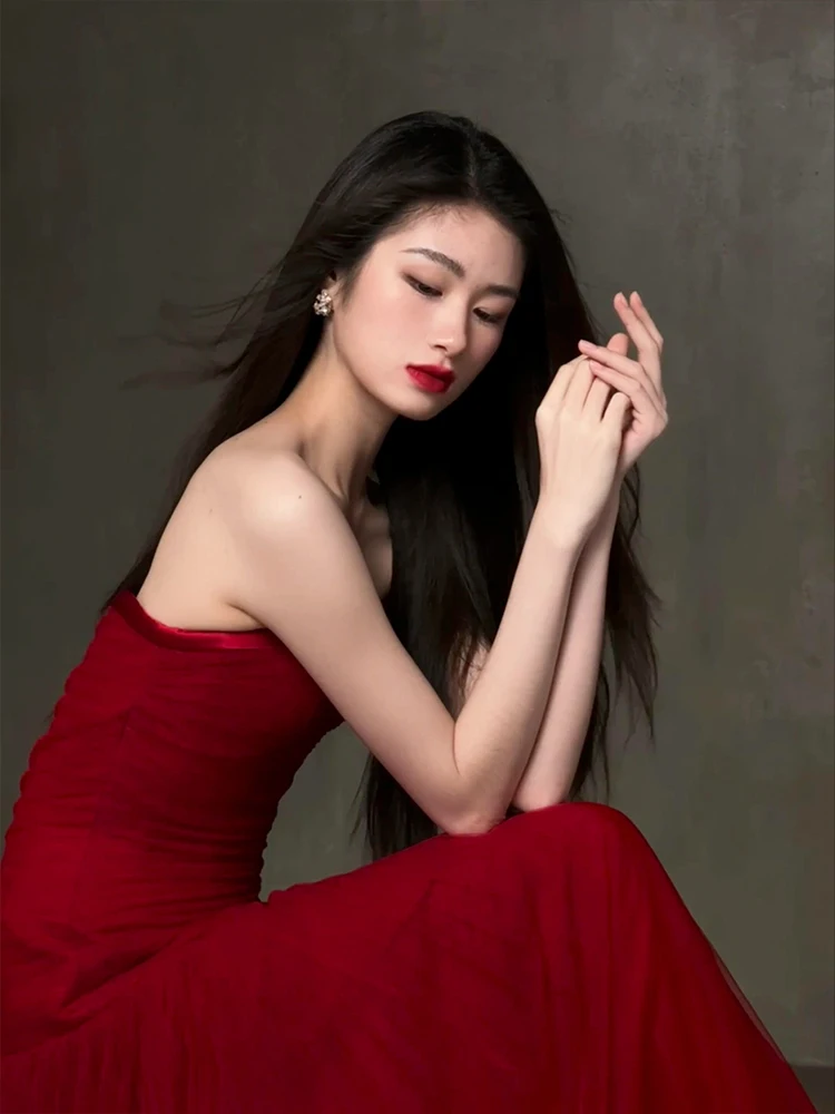 結婚式で「モード系」を実現するには、赤いビスチェロングドレスが鍵？