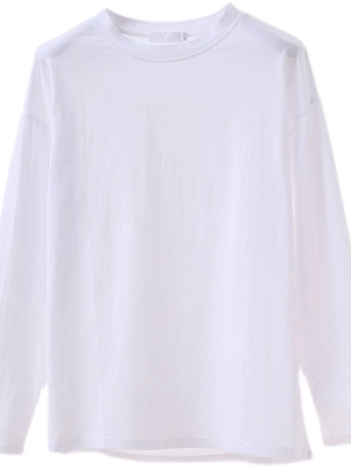 白色ゆったり長袖Tシャツ：重ね着でダサさを克服するカジュアルスタイルの実用ガイド