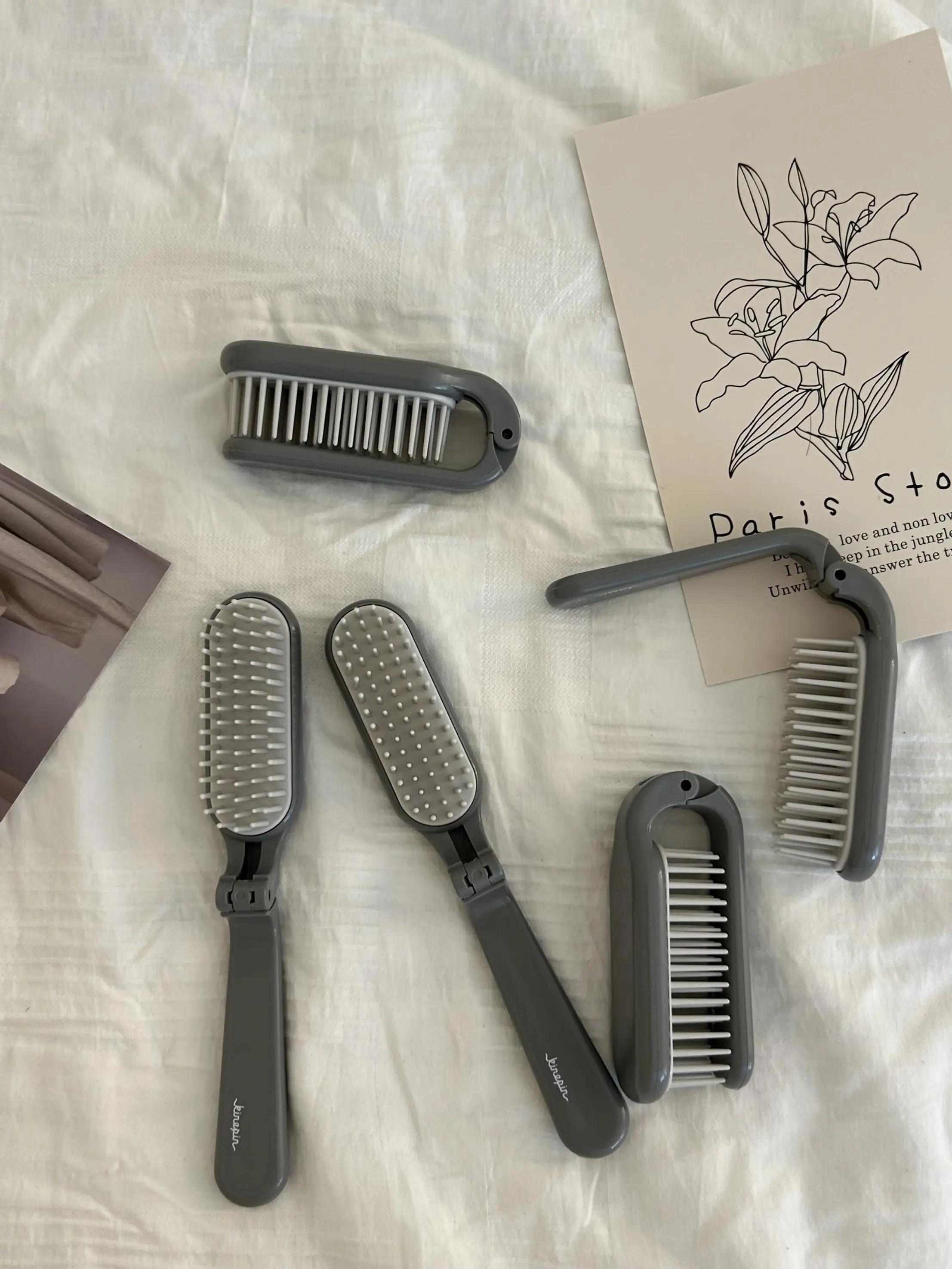 可愛いミニ折りたたみヘアブラシ：旅行や日常で柔らかくまとめるための実用設計