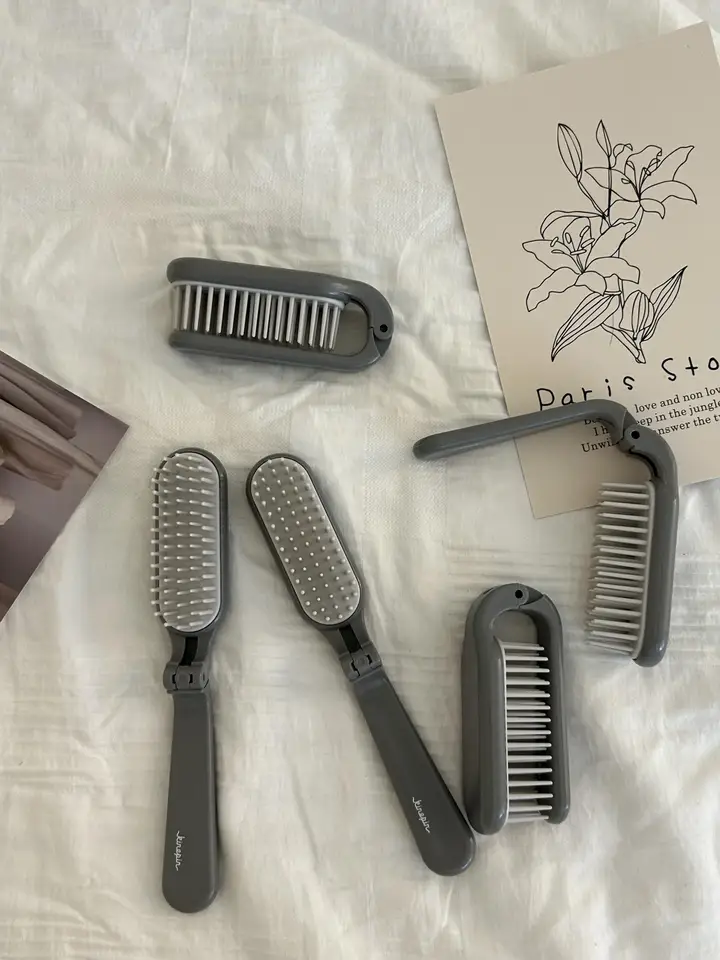可愛いミニ折りたたみヘアブラシ【旅行用・柔らかい歯・直毛と巻毛対応】