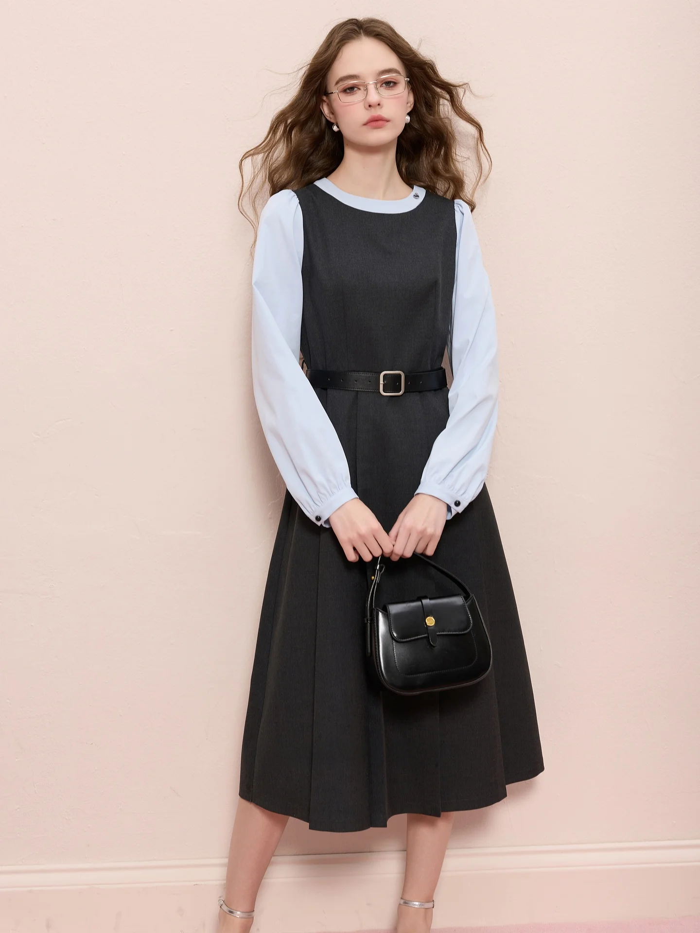 11月末に着る服の季節感を説明するなら、このワンピースが一番の答えです