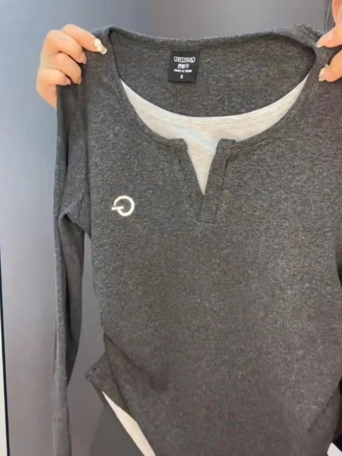 「Tシャツズボンに入れる」のは本当に可能？デザイン性のある長袖Tシャツが解決する、通勤スタイルの悩み