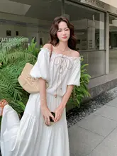 白色オフショルダーのバルーンスリーブトップスとスカートの女性用夏服【上品なデザイン・二部作】