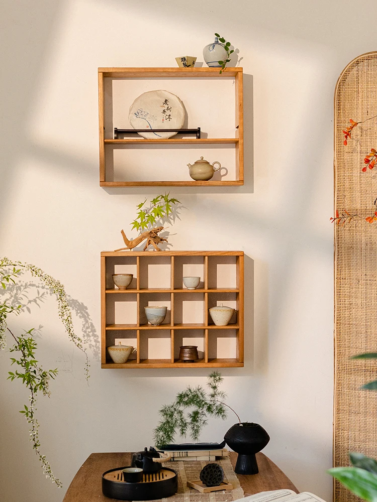 旅行グッズで心を落ち着かせるアイテムは？無垢材の茶器展示棚がおすすめ