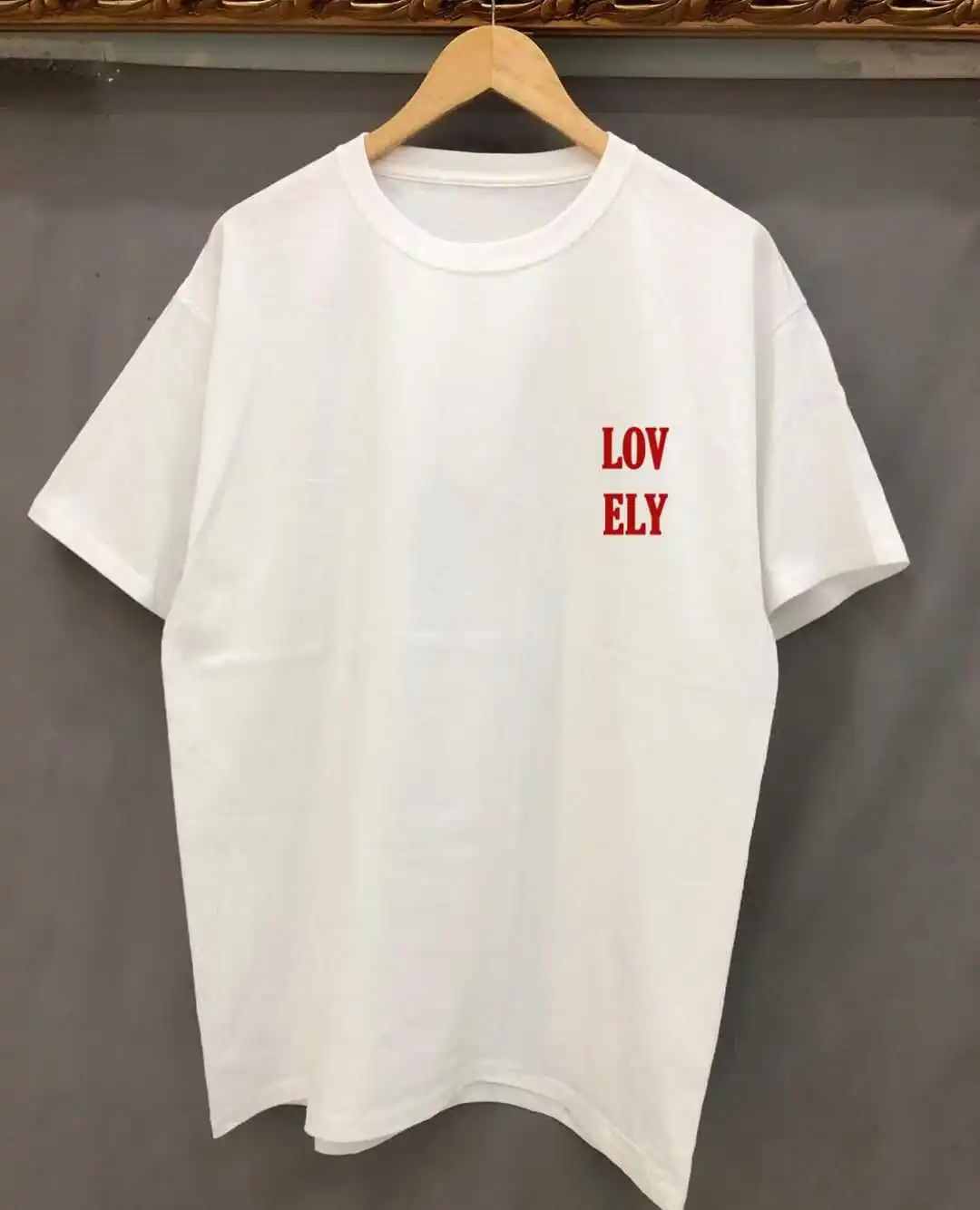 クルーネックとuネックの違いを解く：コットン製半袖Tシャツの着心地とフィット感